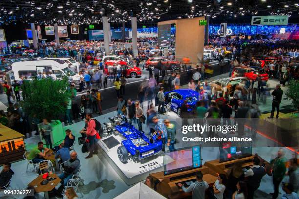 Dpatop - Visitors of the International Motor Show take a look at the Volkswagen vehicles in the VW hall in Frankfurt am Main, Germany, 16 September...