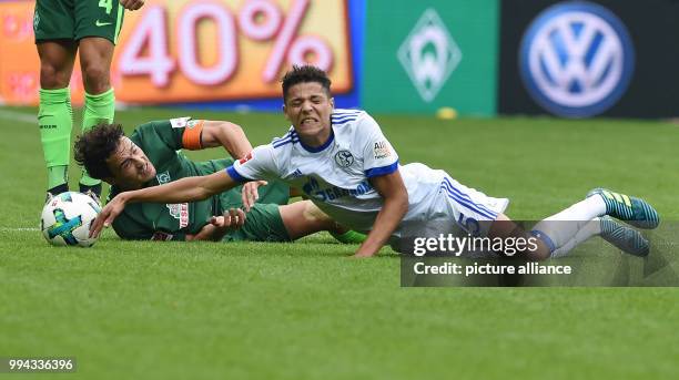 Schalke's Amine Harit and Werder's Thomas Delaney vie for the ball during the German Bundesliga soccer match between Werder Bremen and FC Schalke 04...