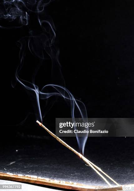 giochi di fumo - fumo stock pictures, royalty-free photos & images