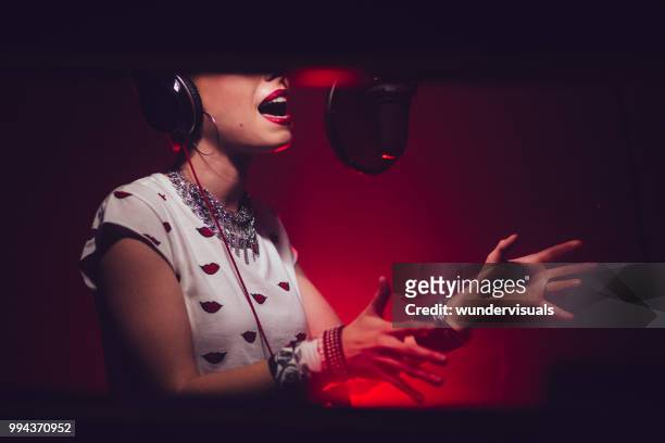 nahaufnahme der leidenschaftliche sängerin song im tonstudio aufnehmen - microphone mouth stock-fotos und bilder
