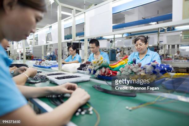 workers at an electronics factory in dongguan, china - dongguan stock-fotos und bilder