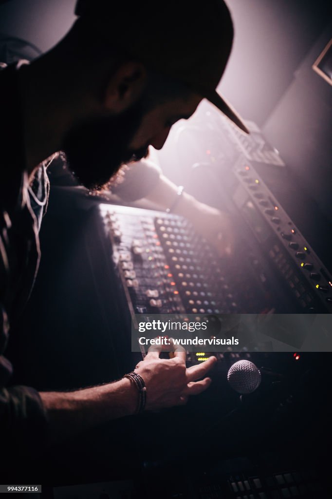 Professionele geluidstechnicus werken op geluid mixer control panel