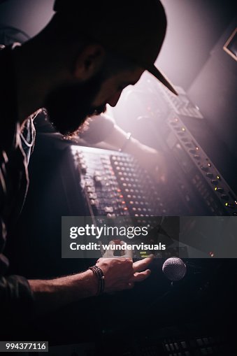Professionele geluidstechnicus werken op geluid mixer control panel Professionele geluidstechnicus werken op geluid mixer control panel