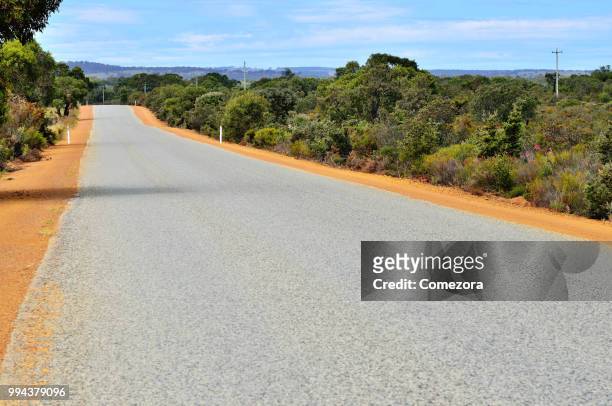 outback highway - comezora stock-fotos und bilder