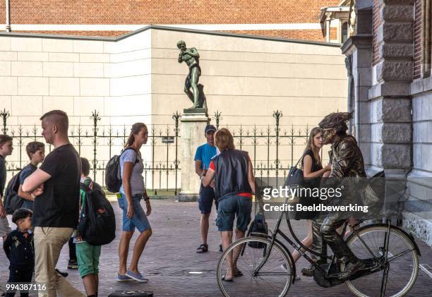 beroemde fiets doorgang door het rijksmuseum - levend standbeeld stockfoto's en -beelden