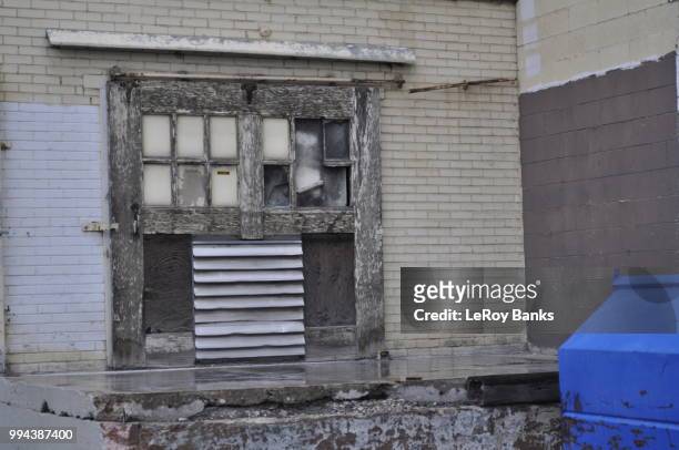 broken windows blue corner - demolition film 2015 stock-fotos und bilder