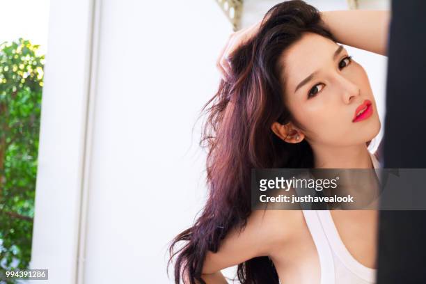 hübsche thailändisch transsexuell mit langen haar - katoy stock-fotos und bilder