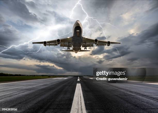 avión de pasajeros aterrizar en condiciones climáticas extremas - storm fotografías e imágenes de stock