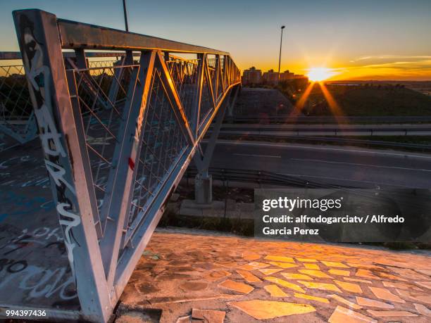 puente urbano en puesta de sol - puente stock-fotos und bilder