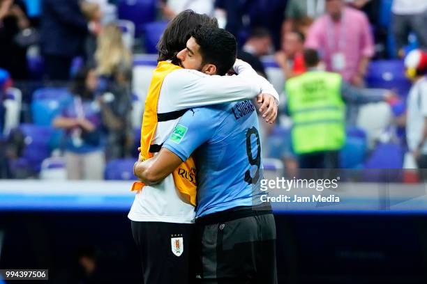 Edinson Cavani and Luis Suarez of Uruguay lament during the 2018 FIFA World Cup Russia Quarter Final match between Uruguay and France at Nizhny...