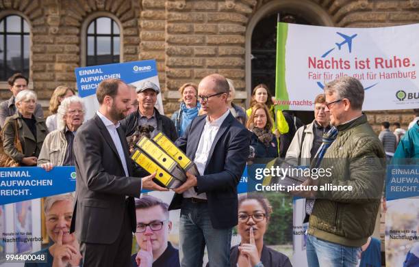 The state chairman of "BUND" in Hamburg, Manfred Braasch as well as Martin Mosel hand over signatures for the petition "Nachts ist Ruhe" with the...