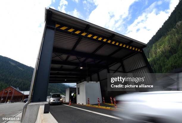 July 2018, Austria, Brenner Pass: Police officers check the entry from Italy to Austria at the Brenner Pass. During night time, the check began,...