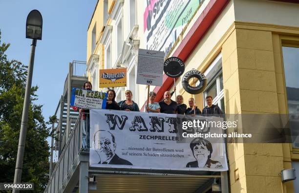 The group "Schanze miteinander", which is comprised of business people from the Karo quarters, North St. Pauli and the Schanzen Quarters hold up a...