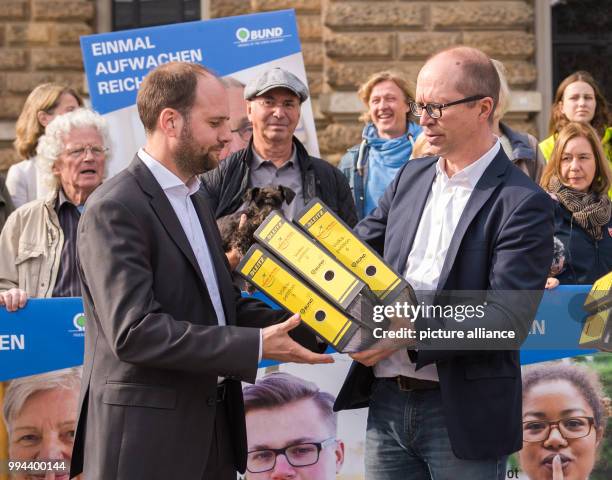 The state chairman of "BUND" in Hamburg, Manfred Braasch hands over signatures for the petition "Nachts ist Ruhe" with the demands for a flight ban...