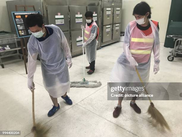 Dpatop - Traffic offenders are cleaning a morgue at the Sirindhorn clinic in Bangkok, Thailand, 13 September 2017. The drastic programm is supposed...