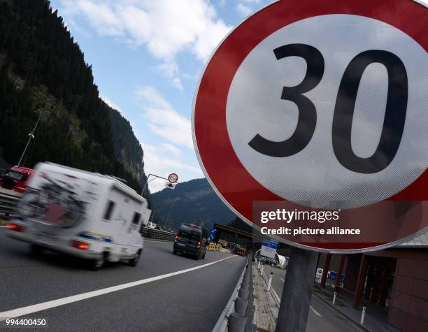 July 2018, Austria, Brenner Pass: Cars drive to the border control at the entry from Italy to Austria at the Brenner Pass. During night time, the...