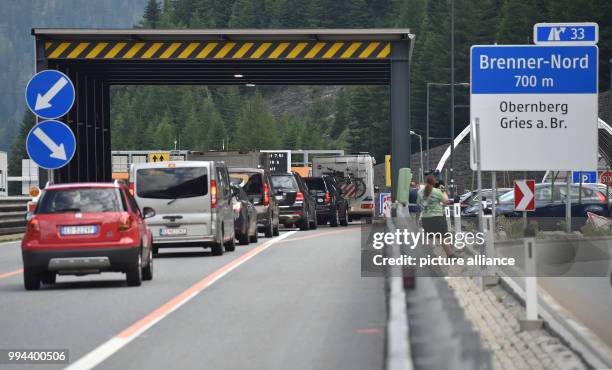 July 2018, Austria, Brenner Pass: Cars drive to the border control at the entry from Italy to Austria at the Brenner Pass. During night time, the...