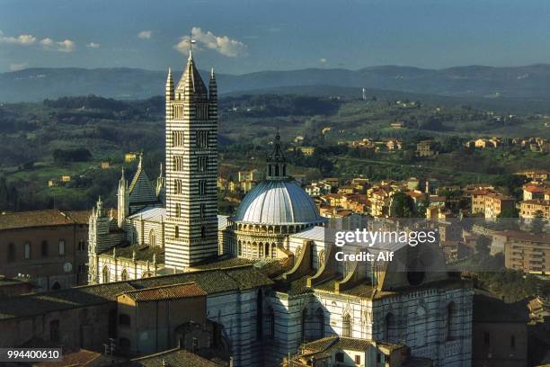 panoramic of the siena cathedral, santa maría de la asunción (duomo di santa maria dell'assunta), siena, italy - kathedraal van siena stockfoto's en -beelden