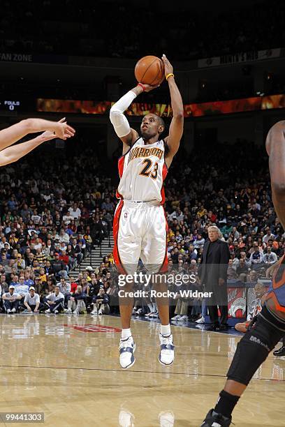 Watson of the Golden State Warriors shoots a jump shot during the game against the New York Knicks at Oracle Arena on April 2, 2010 in Oakland,...