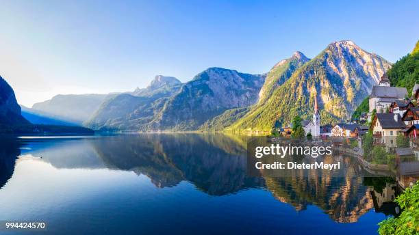 lago de aldeia e hallstätter see hallstatt na áustria - cultura austríaca - fotografias e filmes do acervo