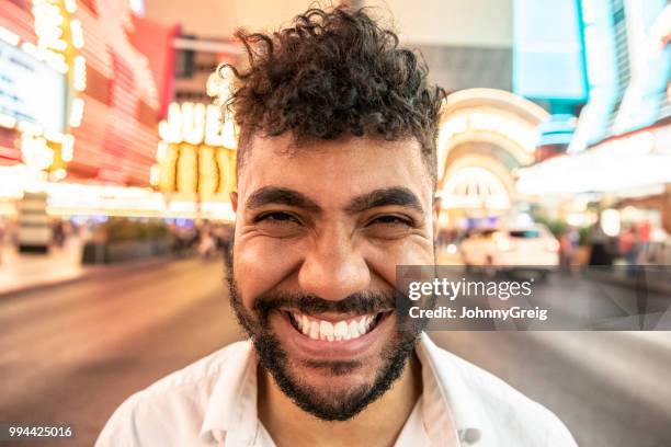 gemengd ras man met toothy grijns geconfronteerd met camera - wide angle stockfoto's en -beelden