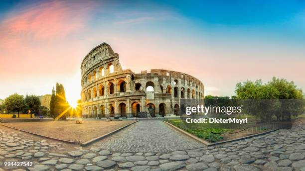 colosseum in rome, italy y sol de la mañana - coliseo romano fotografías e imágenes de stock