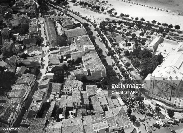Vue aérienne prise le 10 juillet 1938 du peleton traversant Royan lors de la 5ème étape, Royan Bordeaux, du Tour de France 1938.