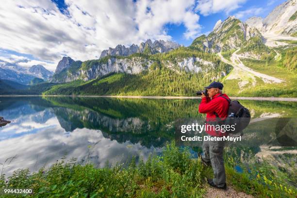 fotograf am gosausee mit dachstein-blick - alpen - dieter meyrl stock-fotos und bilder