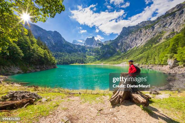 wanderer am gosausee mit dachstein-blick - dieter meyrl stock-fotos und bilder