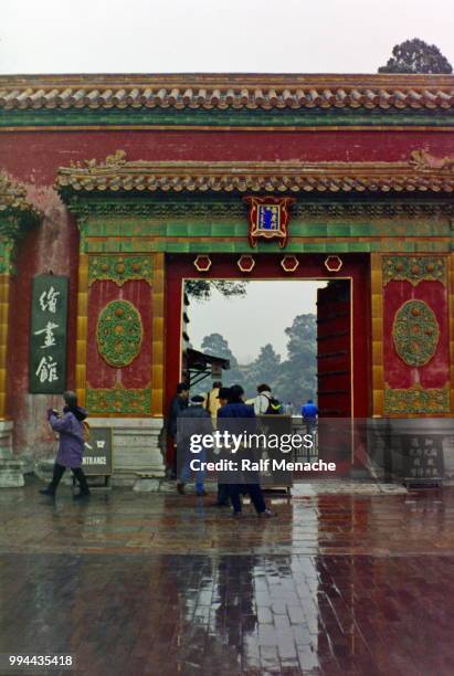 gli anni novanta.  ingresso del summer place 1992. pechino, cina. - badaling foto e immagini stock