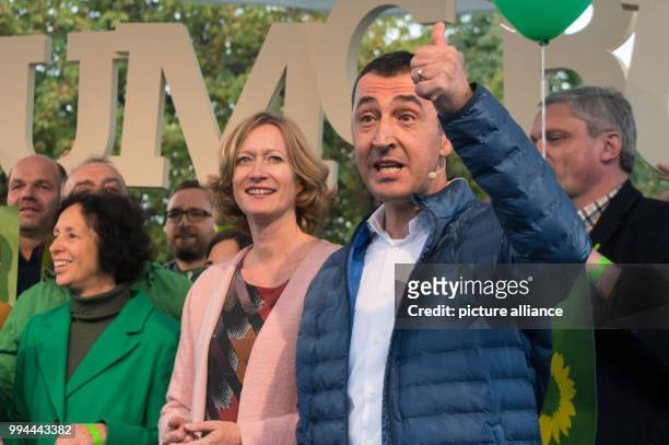 The party chairman of Germany's Buendnis 90/Die Gruenen , Cem Oezdemir and the deputy chairwoman of the Green party fraction, Kerstin Andreae , stand...