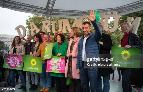 The party chairman of Germany's Buendnis 90/Die Gruenen , Cem Oezdemir and the deputy chairwoman of the Green party fraction, Kerstin Andreae , stand...