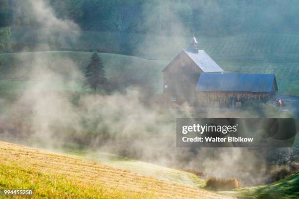 vermont, south pomfret, farm, autumn - pomfret location fotografías e imágenes de stock