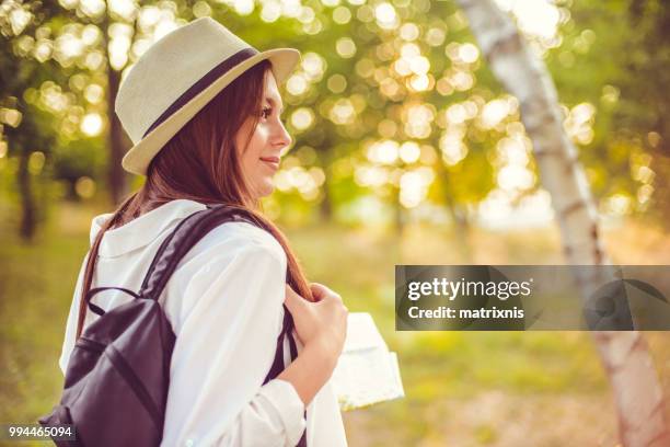 journée pour profiter, jeune randonneuse dans le parc - matrixnis photos et images de collection