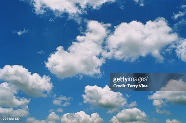sparse cumulus cloud in blue sky, ground view - fonds de nuage photos et images de collection