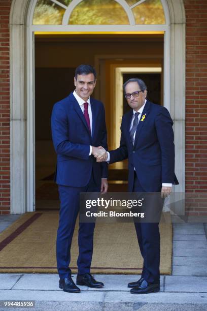 Pedro Sanchez, Spain's prime minister, left, shakes hands with Joaquim Torra, Catalonia's president, ahead of their meeting at Moncloa palace in...
