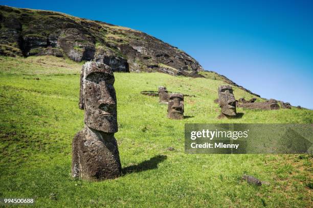 rapa nui moai de rano raraku estatuas isla de pascua chile - easter island fotografías e imágenes de stock