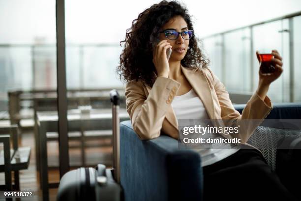 mulher de negócios usando o telefone celular em um café do hotel - damircudic - fotografias e filmes do acervo