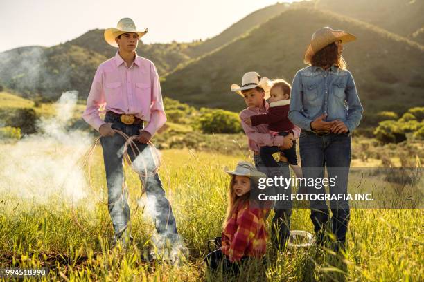 família de fazendeiro de utah - mulher músculo - fotografias e filmes do acervo