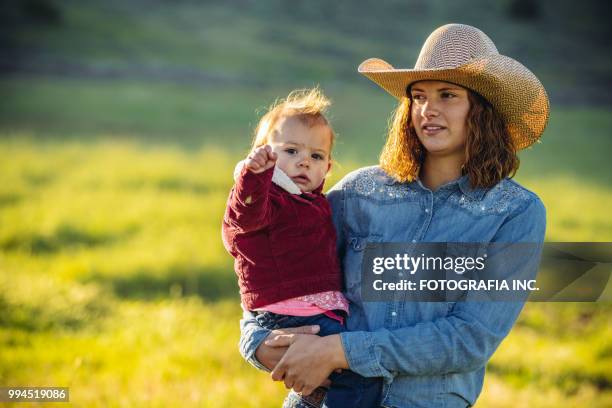 família de fazendeiro de utah - mulher músculo - fotografias e filmes do acervo