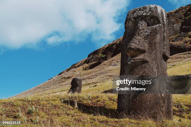 rapa nui ilha de páscoa rano raraku chile de estátuas moai - mlenny - fotografias e filmes do acervo