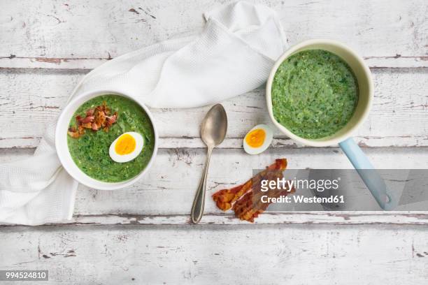 spinach soup with egg and bacon - green eggs and ham 個照片及圖片檔