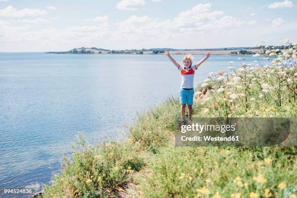 germany, ruegen, middelhagen, moenchgut, boy on coastal trail - kustegenskap bildbanksfoton och bilder