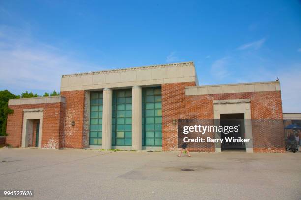 historic eastern mall building near end of central mall at riis park, queens, nyc. - queens park stockfoto's en -beelden