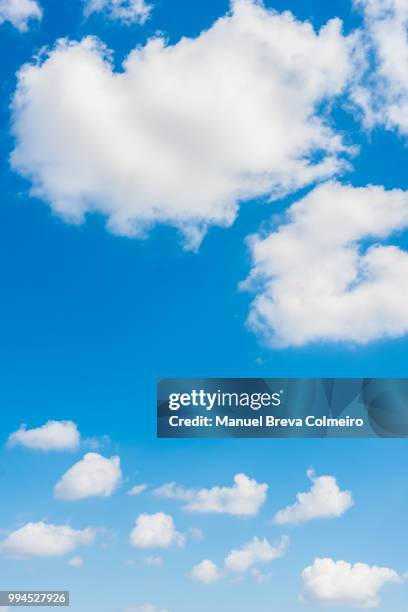 cloudscape - calma antes de la tempestad fotografías e imágenes de stock