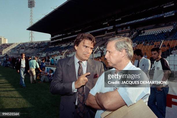 French president of the Olympique de Marseille football club Bernard Tapie chats on May 21, 1989 with manager of the team Michel Hidalgo before the...