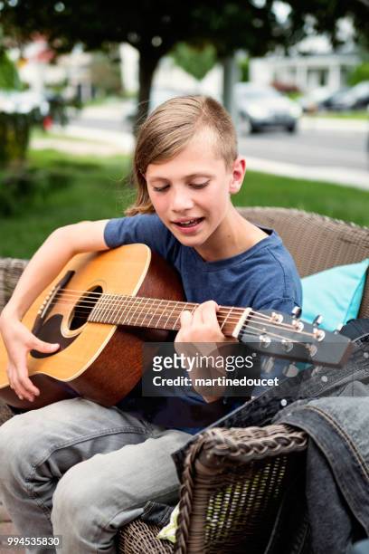 jonge gitarist repeteren voor show in familie oprit. - martine doucet or martinedoucet stockfoto's en -beelden