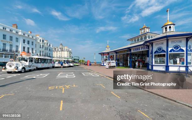 entrance to eastbourne pier, east sussex - eastbourne pier photos et images de collection