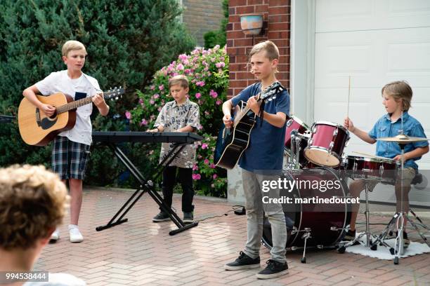 boyband konzert in familie zufahrt im sommer. - martine doucet or martinedoucet stock-fotos und bilder