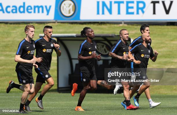 Ryan Patrick Nolan, Gabriele Zappa, Yann Karamoh, Radja Nainggolan, Borja Valero and Andrea Ranocchia of FC Internazionale run during the FC...